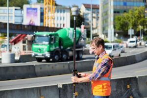 Trimble R12 GNSS unit
